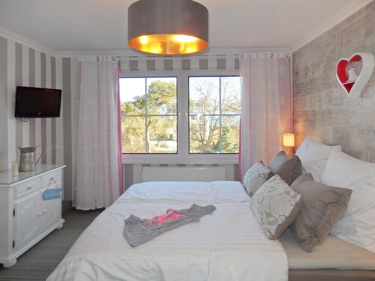 Strandhotel Villa Louisa & Appartementhaeuser Villa Josephine Und Villa Christine يوليوسروه المظهر الخارجي الصورة