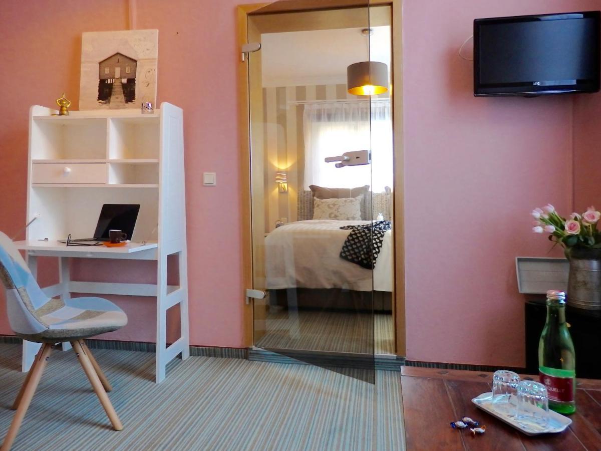 Strandhotel Villa Louisa & Appartementhaeuser Villa Josephine Und Villa Christine يوليوسروه المظهر الخارجي الصورة