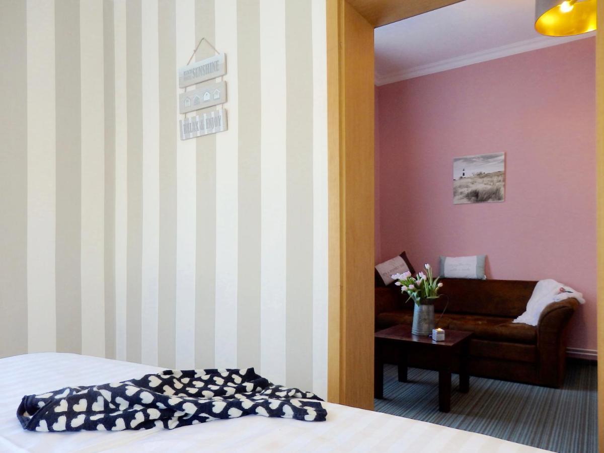 Strandhotel Villa Louisa & Appartementhaeuser Villa Josephine Und Villa Christine يوليوسروه المظهر الخارجي الصورة